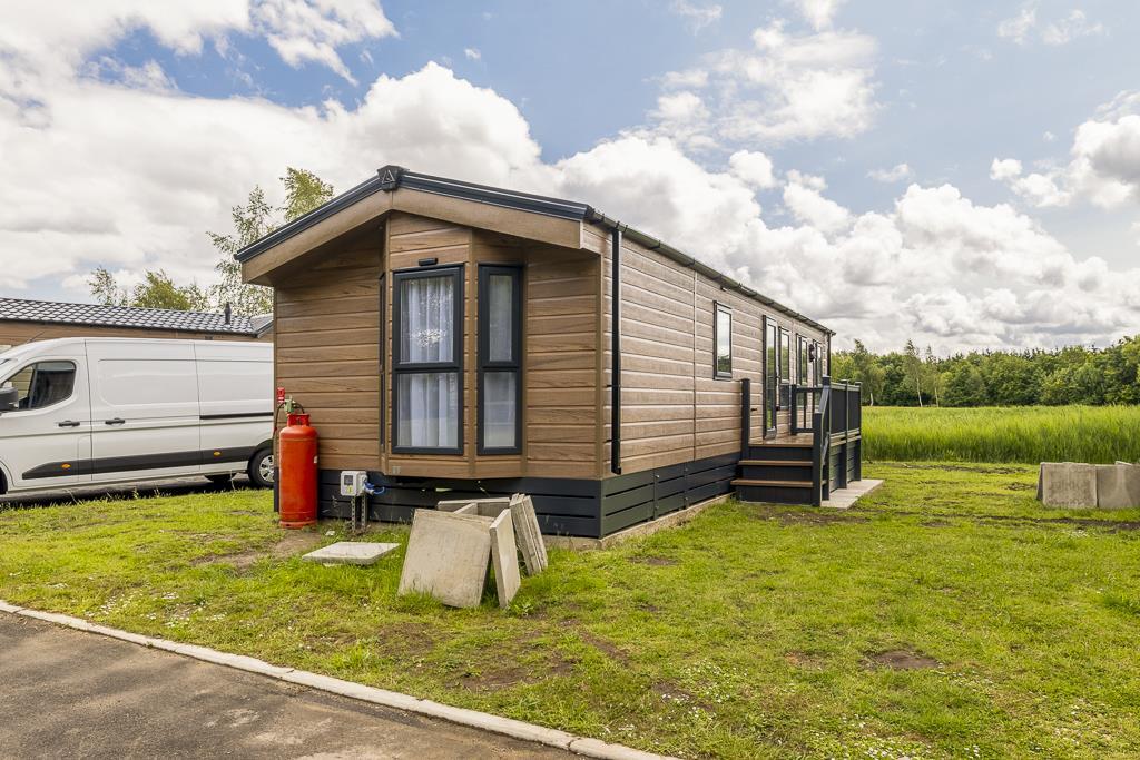 Swan Lake Country Park (Swineshead) Cabin 2-4.jpg
