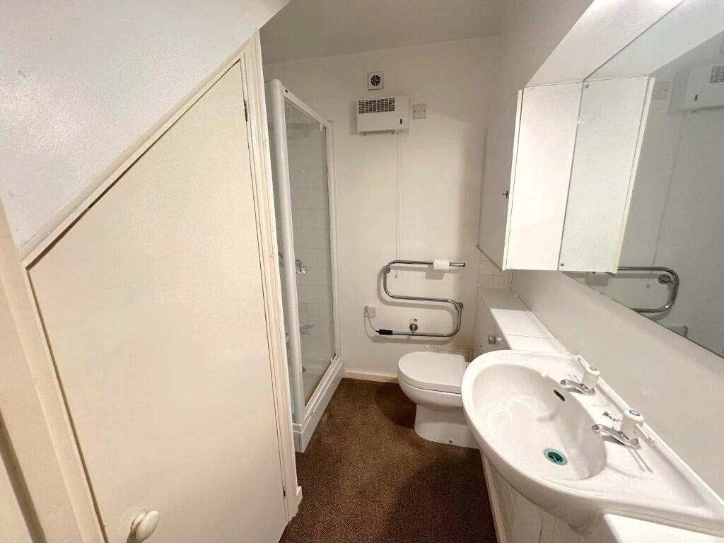 Cloak/shower room