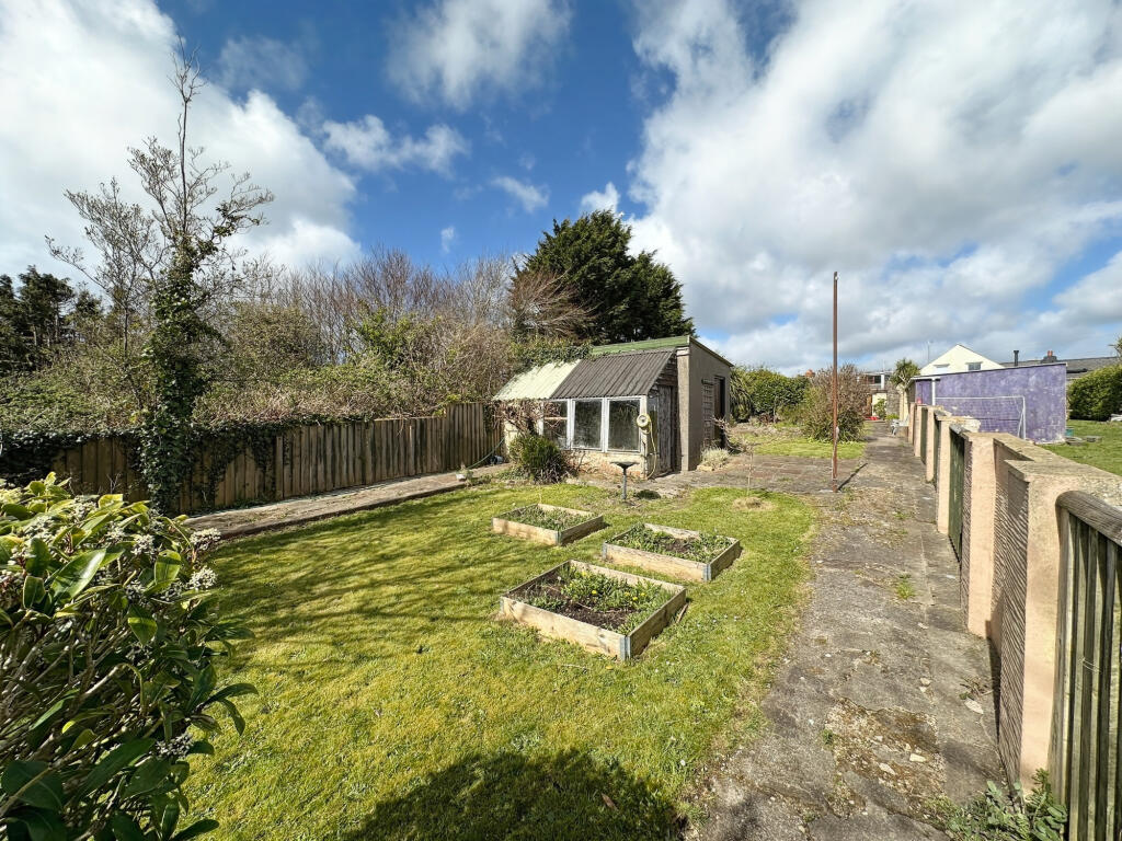 Rear Garden with Outbuilding 2