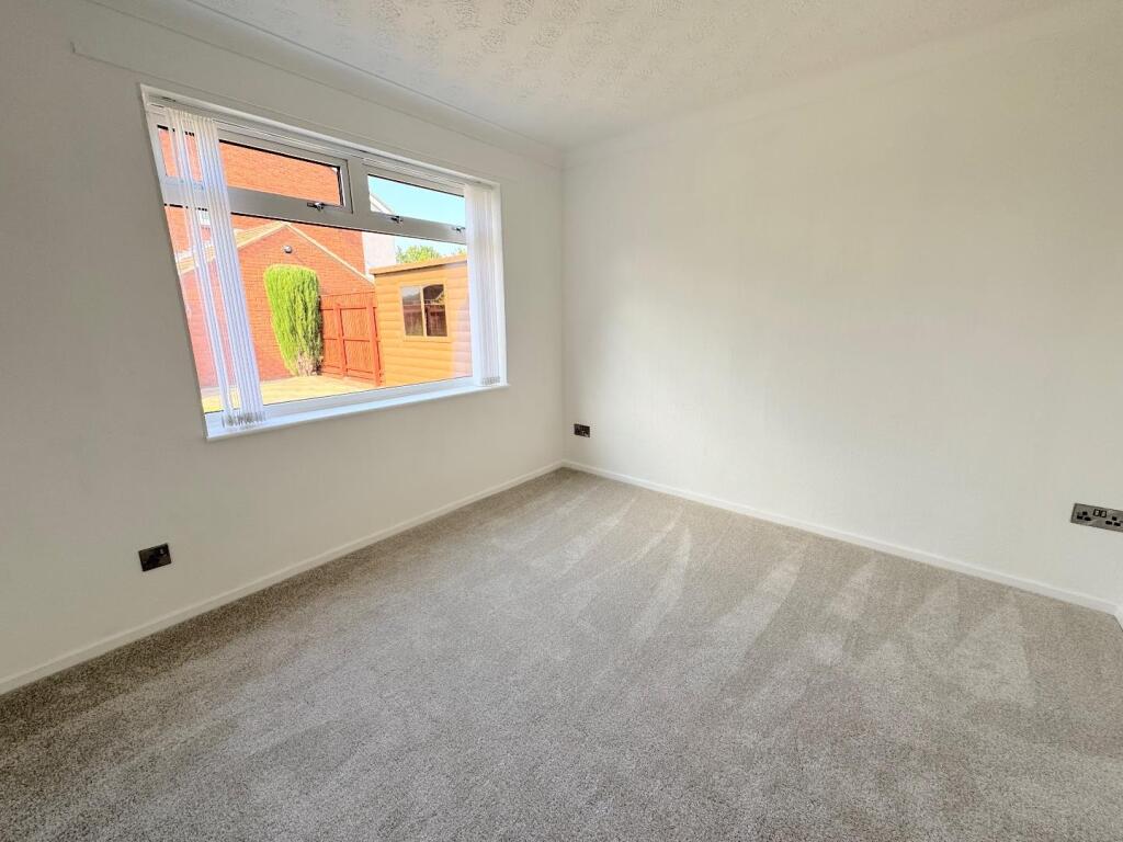 BEDROOM / DINING ROOM