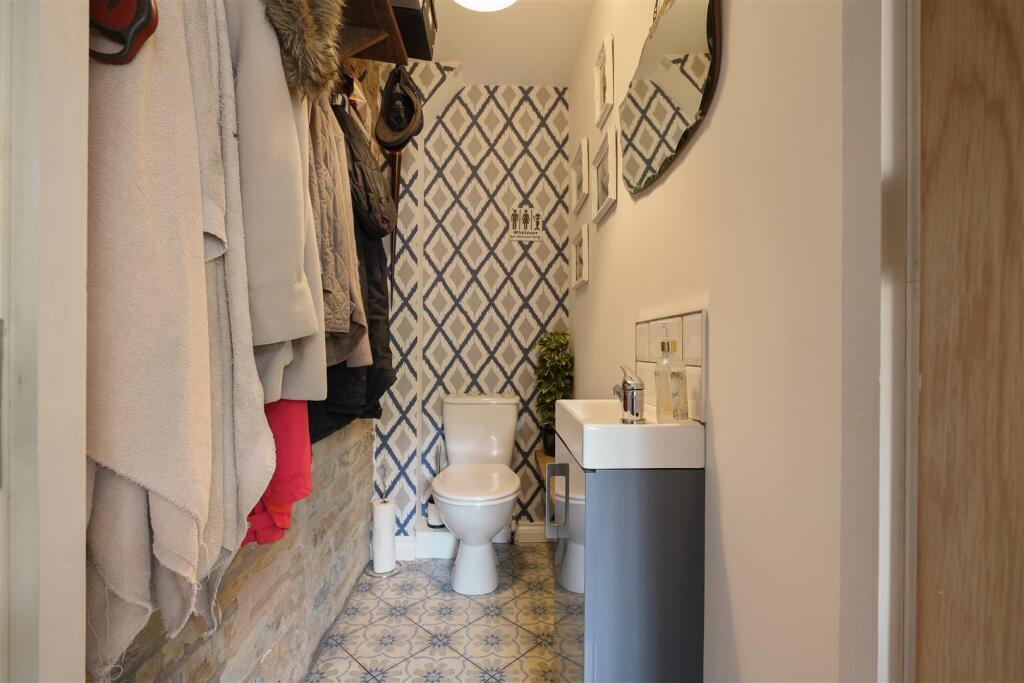 CLOAKROOM/W.C.