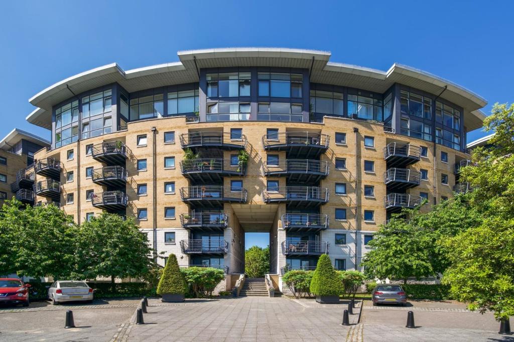 Flat 143, Greenfell Mansions SE8 3EX-1.jpg