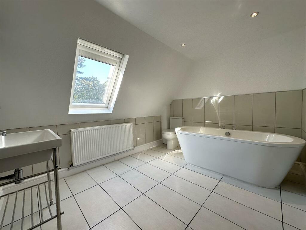 Master En-Suite Bathroom 430