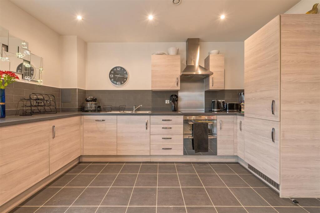 Thornbury Way E17