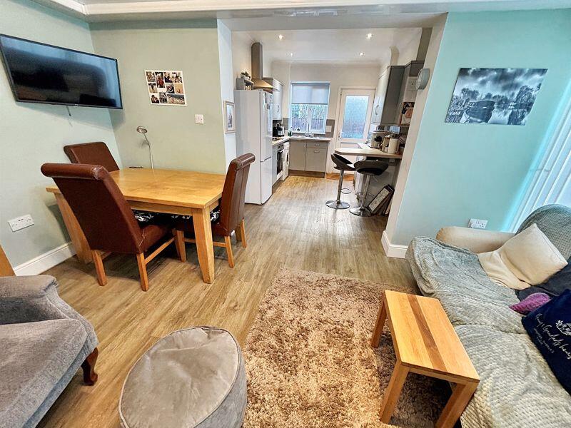 Kitchen/Sun lounge dining room