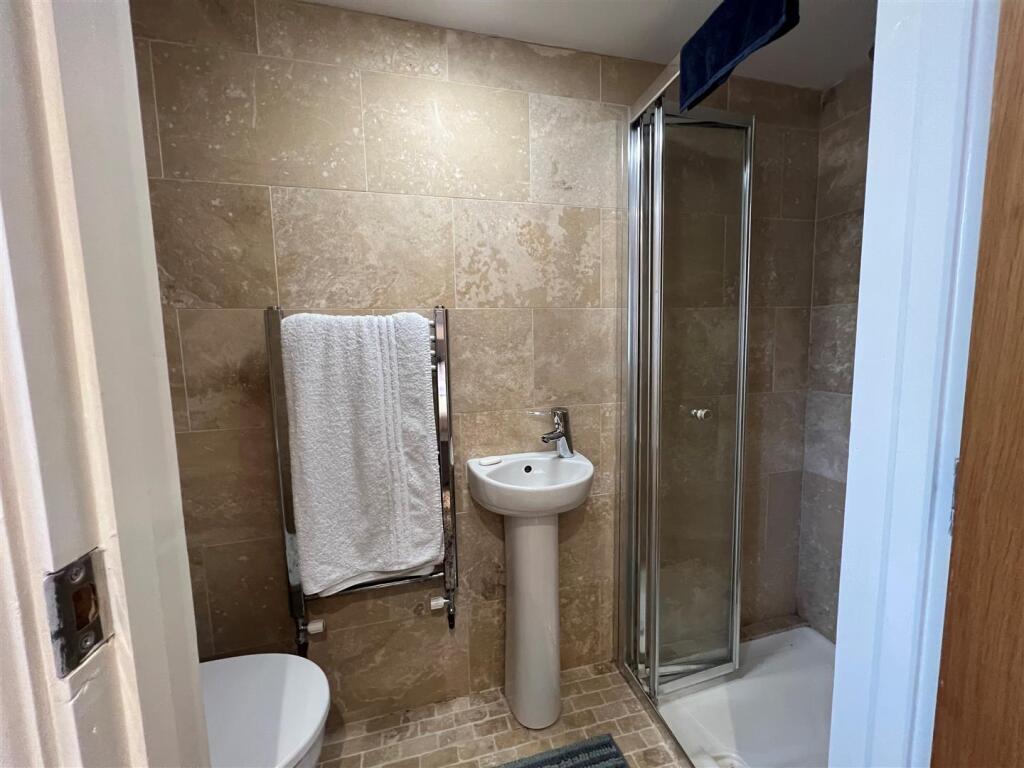Bedroom 3 en-suite.jpg