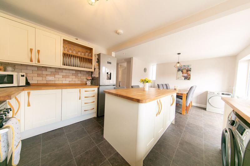 Kitchen &amp; dining room