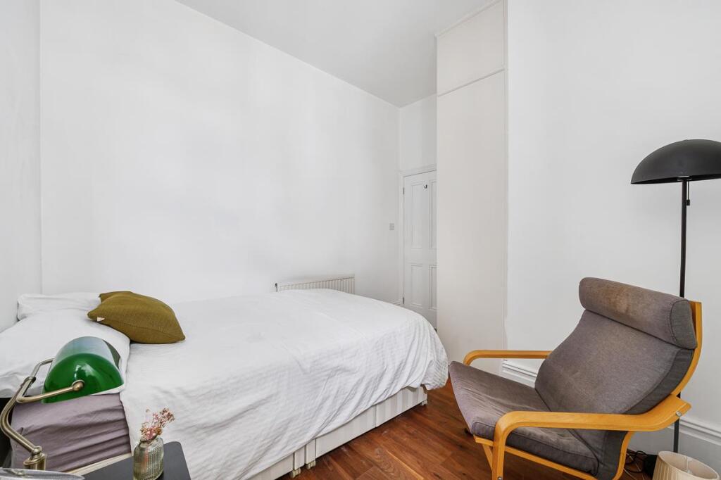 38 Esmond Gardens-11.jpg