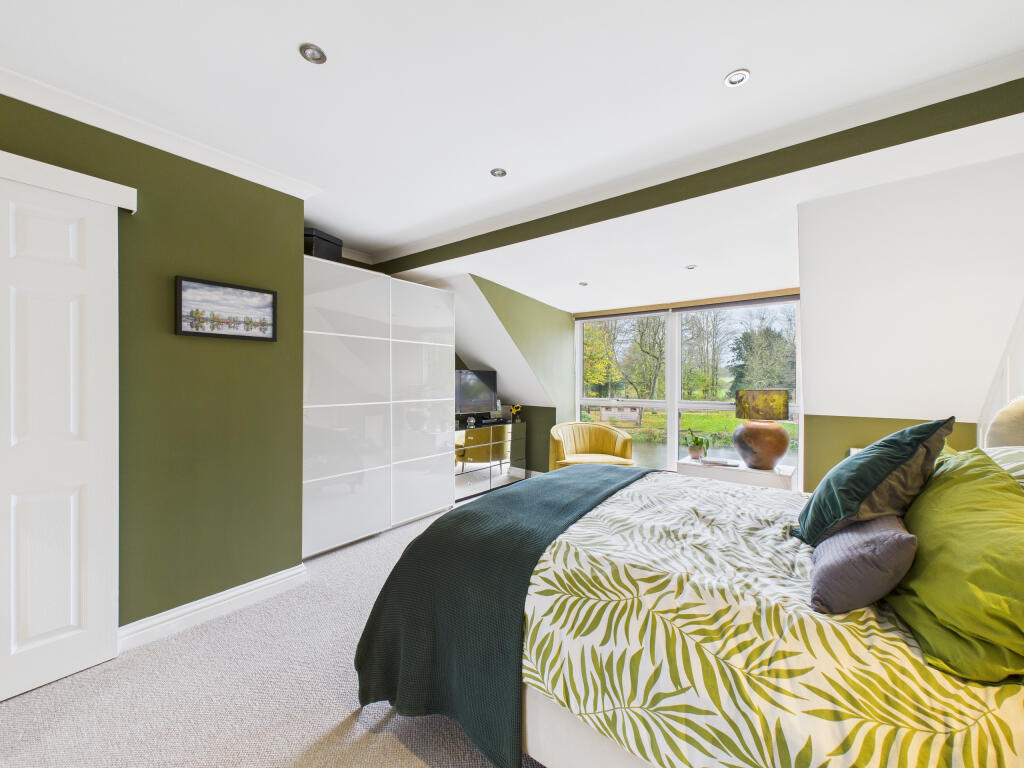 CAM01984G0-PR0529-STILL015