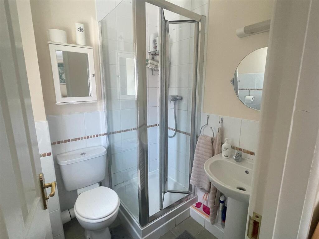 Ensuite Bathroom.jpg