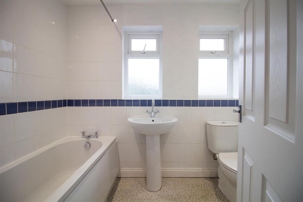 Bathrom 1_edited.jpg