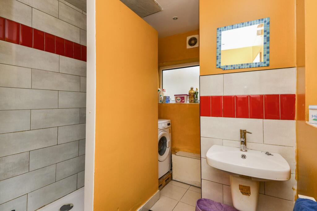 Shower Rm (Flat 2)