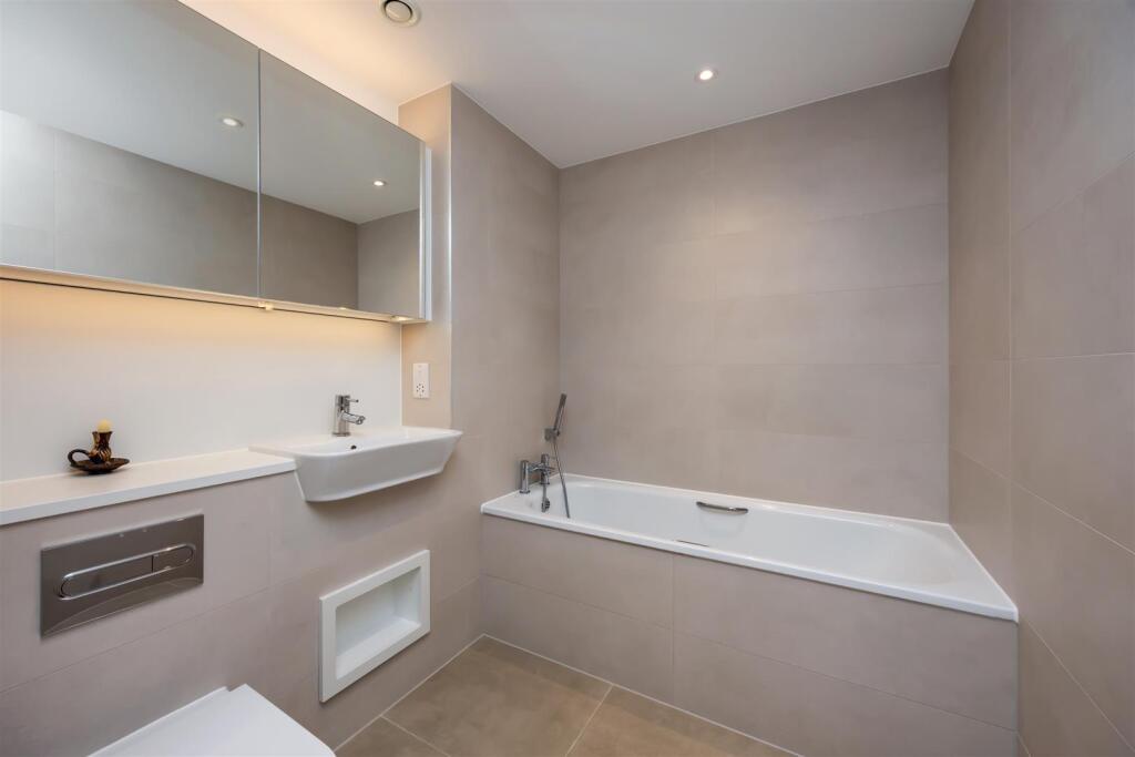 Bayside Apartments, Flat 90-001.jpg