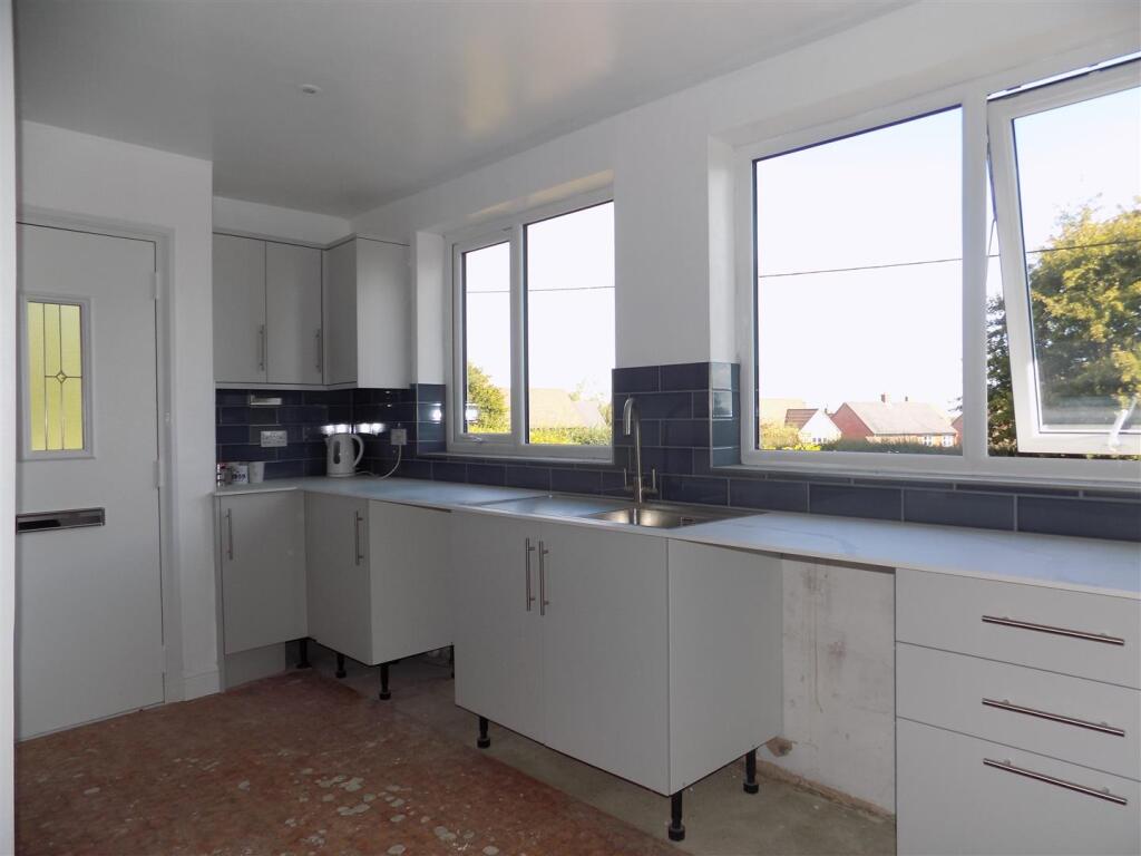 16 School Road - Kitchen (1).JPG