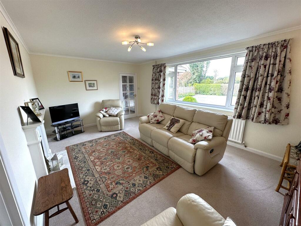 Generous Living Space 005