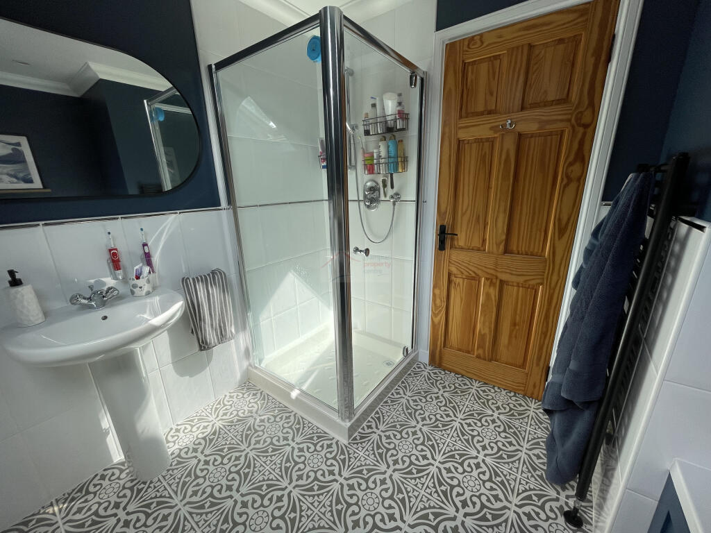 Bathroom b.JPG