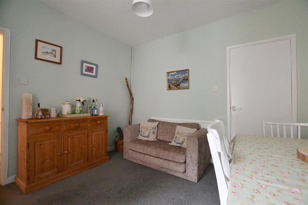 dining room;..JPG