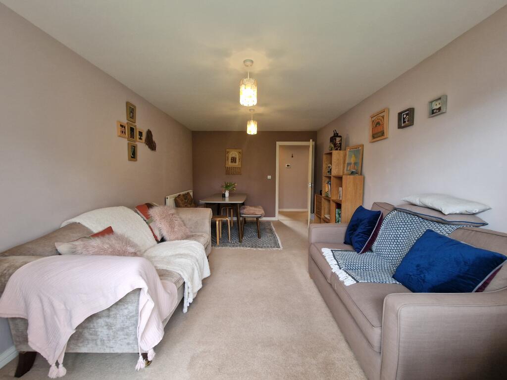 Lounge / Dining Area