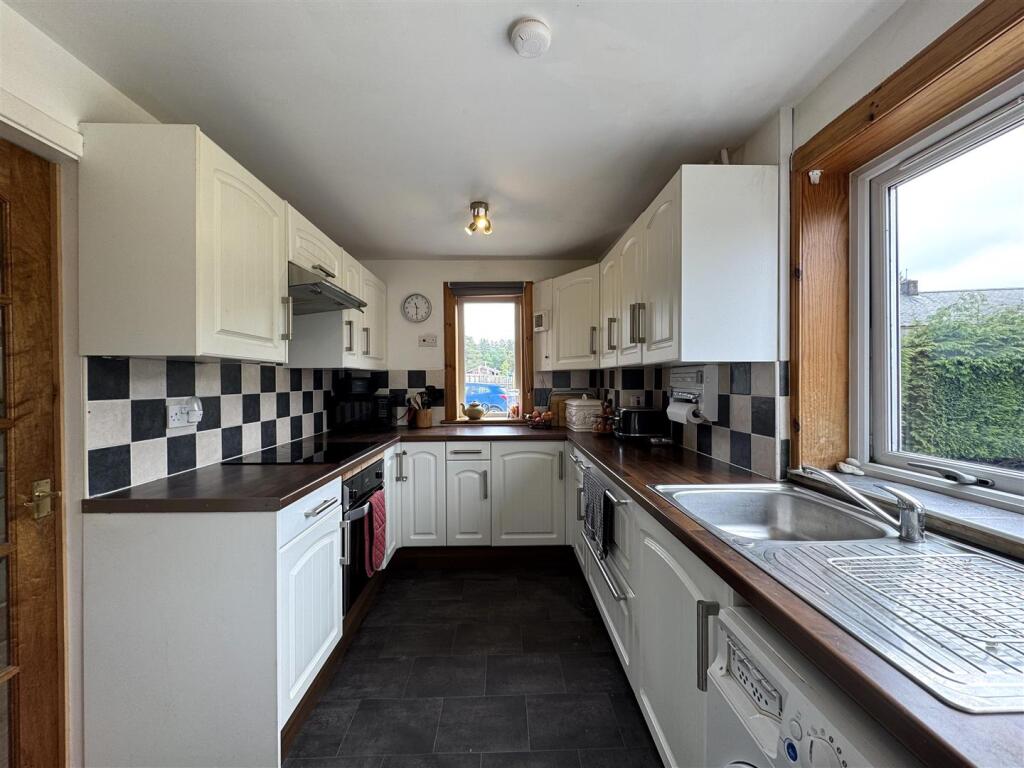 KITCHEN 2.JPG