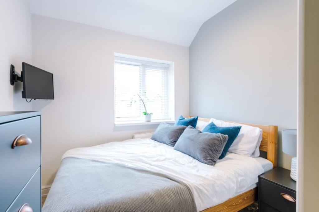 41TR - Bedroom