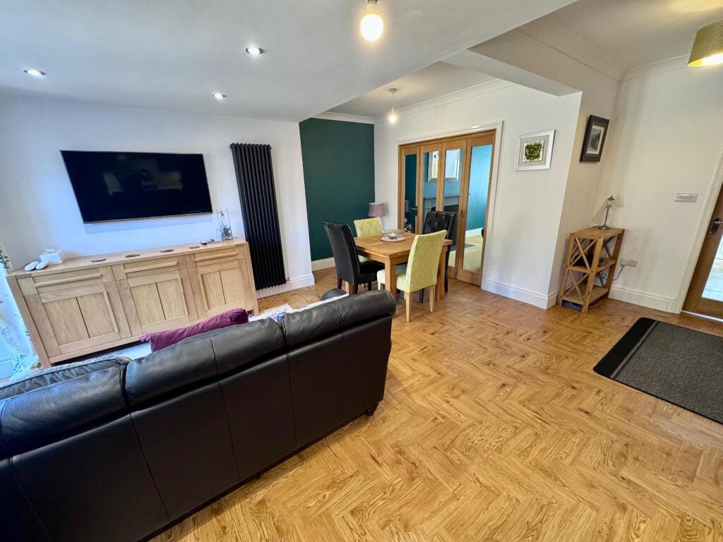 Kitchen/ Dining Room