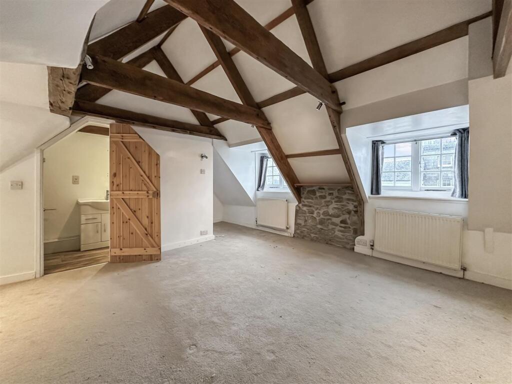 Bedroom 1.jpg
