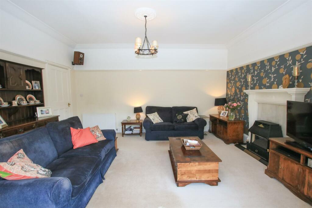 FRONT FACING LOUNGE