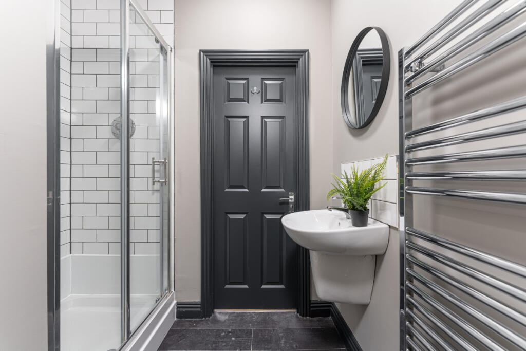 The Hosiery Factory Flat L Bathroom 2