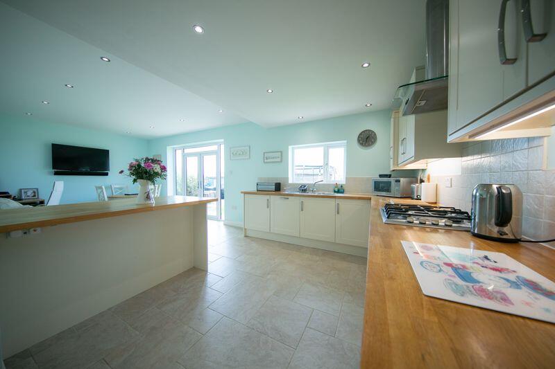 Kitchen &amp; dining room