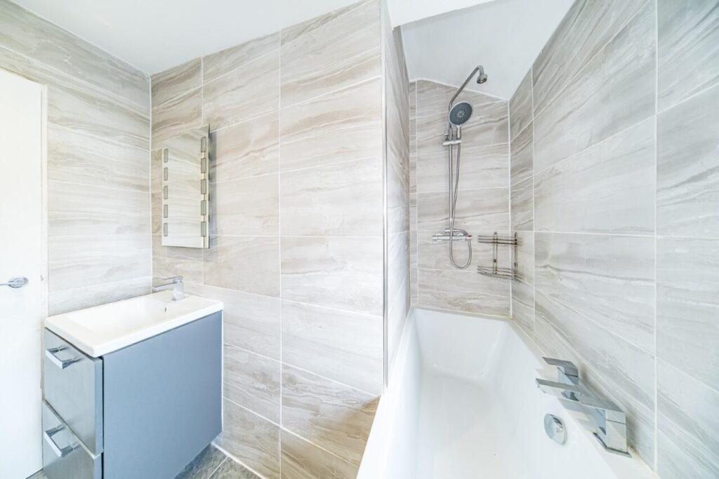 38 st james road bathroom 2.jpg