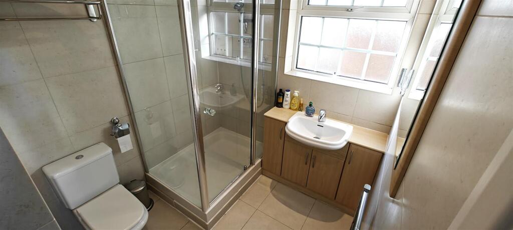 En-suite to Bed 1