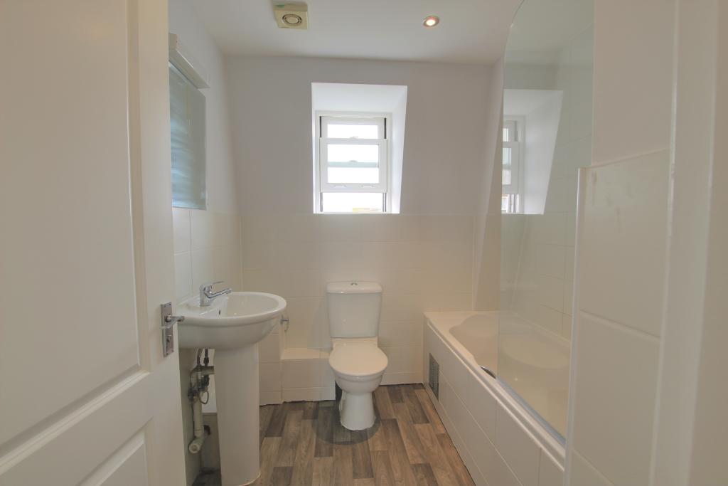 6 BATHROOM.jpg