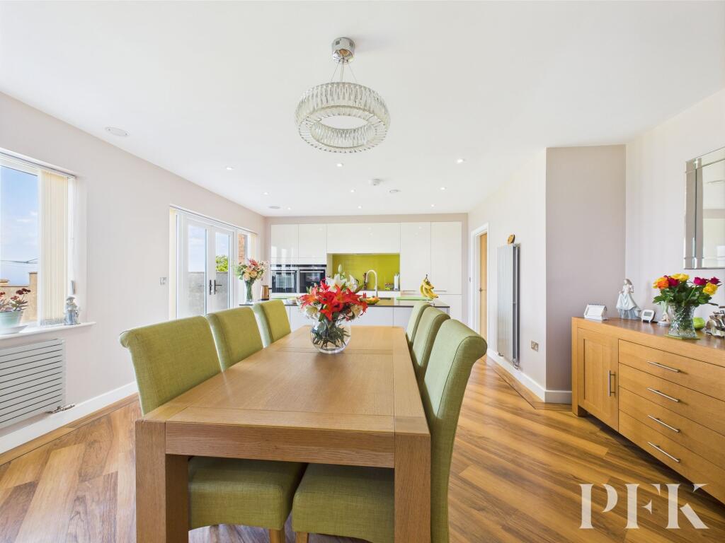 Lounge/Dining/Kitchen Family Room