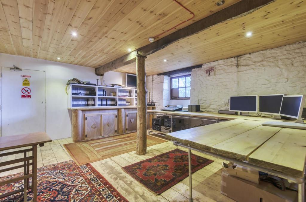 Office (4).jpg