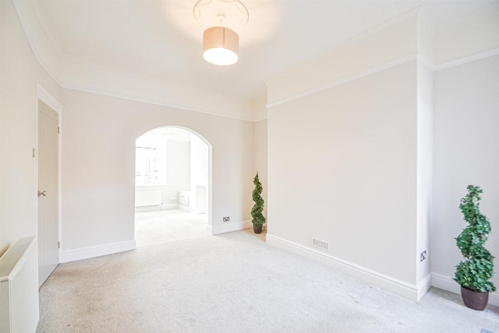 Dining Room &amp; Lounge