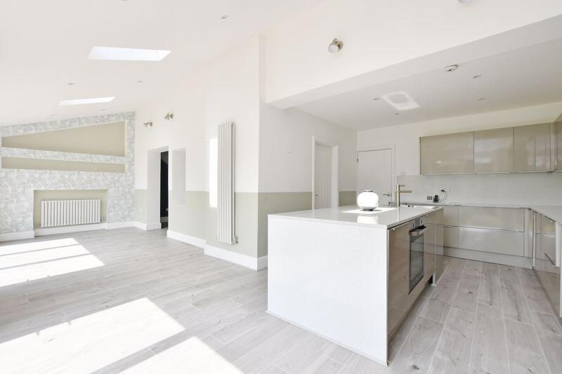 Open plan kitchen/ dining