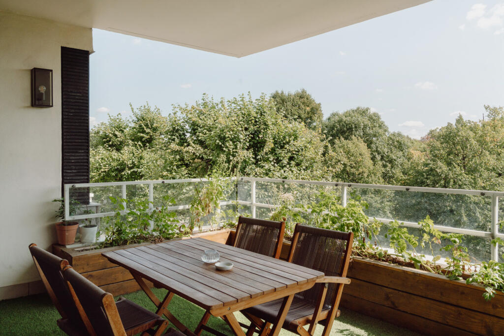 304500 - IMPERIAL-COURT-BALCONY-06.jpg