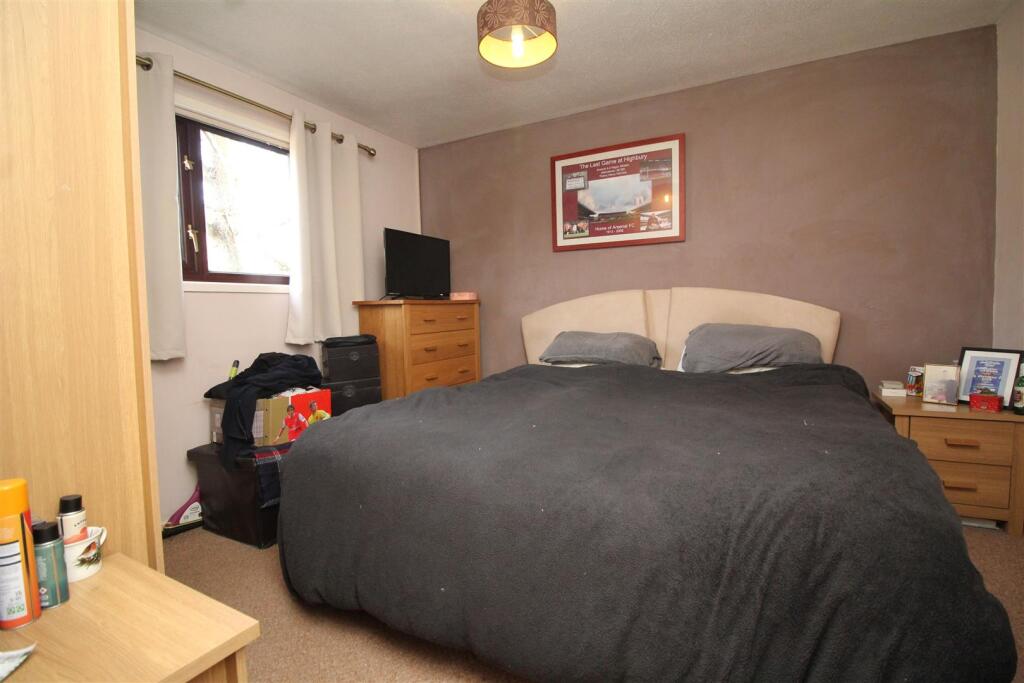 bedroom 2 .JPG