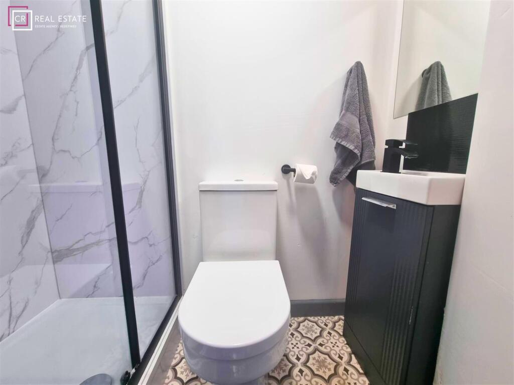 EN-SUITE SHOWER ROOM