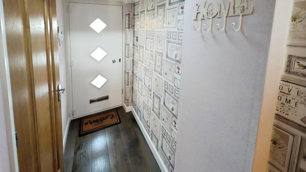 49 Cornwall Crescent entrance hall a.jpg