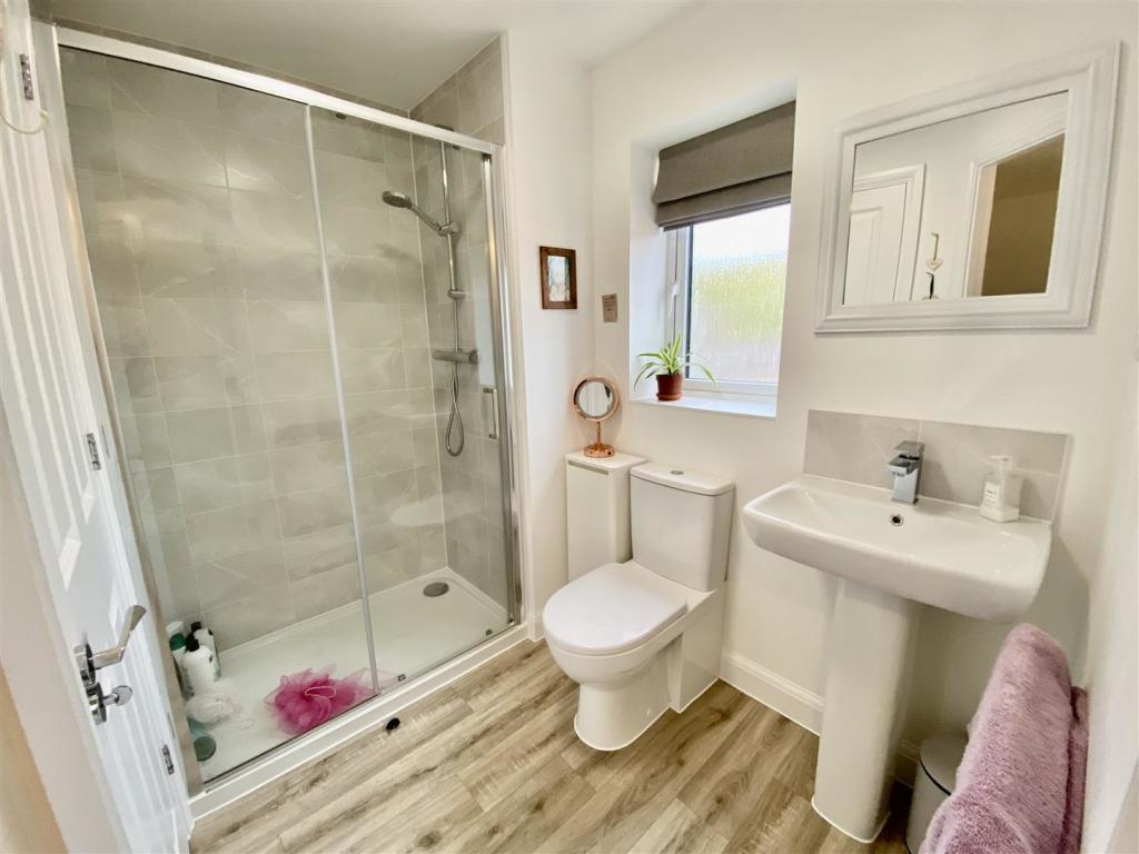 EN-SUITE SHOWER ROOM