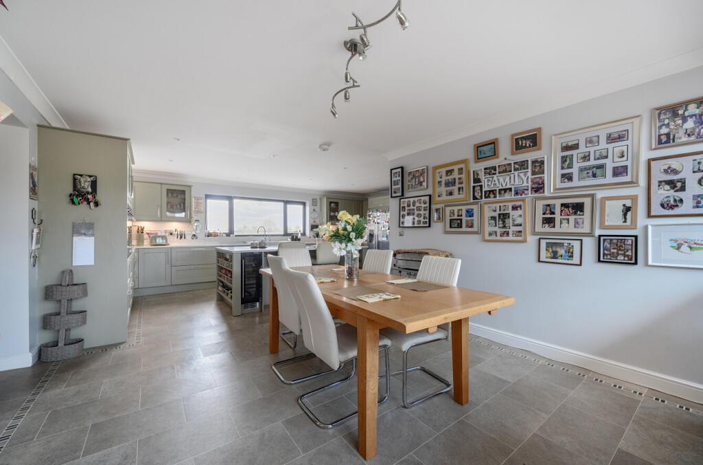 1304671-28-684082...