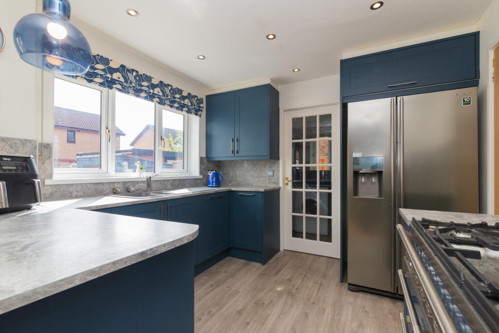 39 fischer gardens  Paisley  Pa1 2st L-29