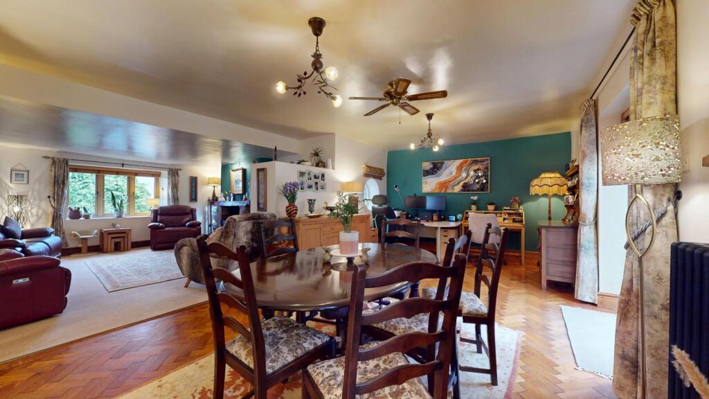 FAMILY AND DINING ROOM