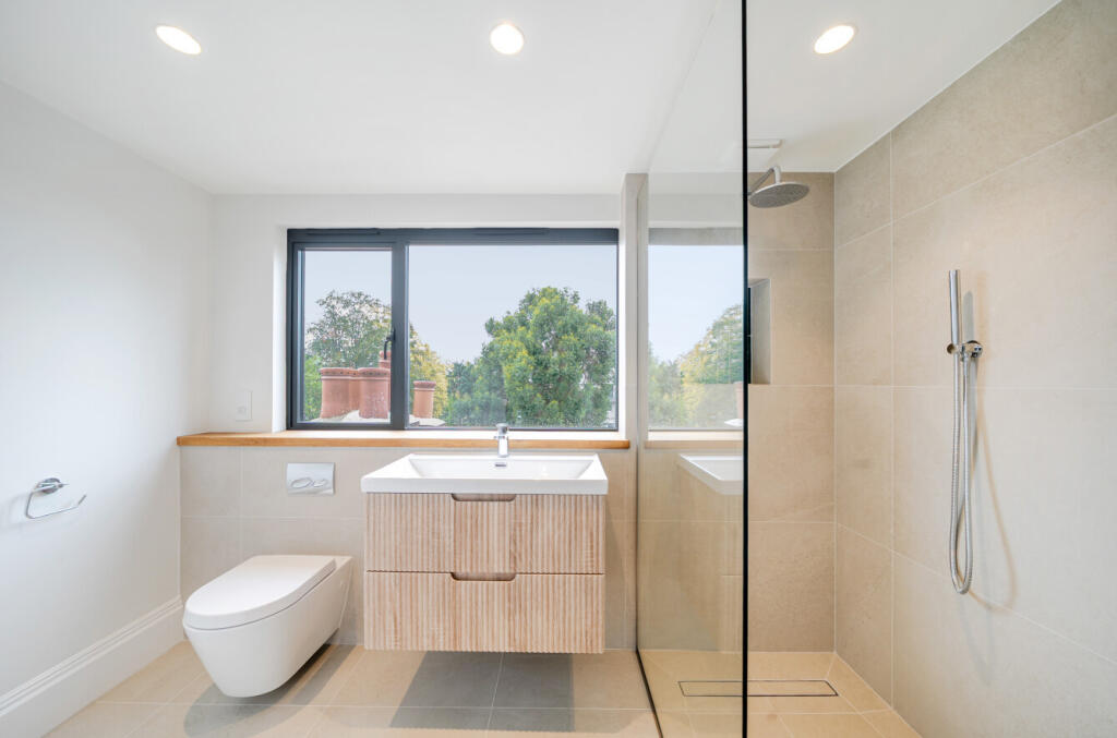 1371353-5-68f63fb...