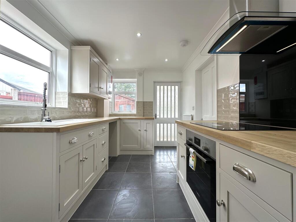 Eye-Catching Bespoke Kitchen 231