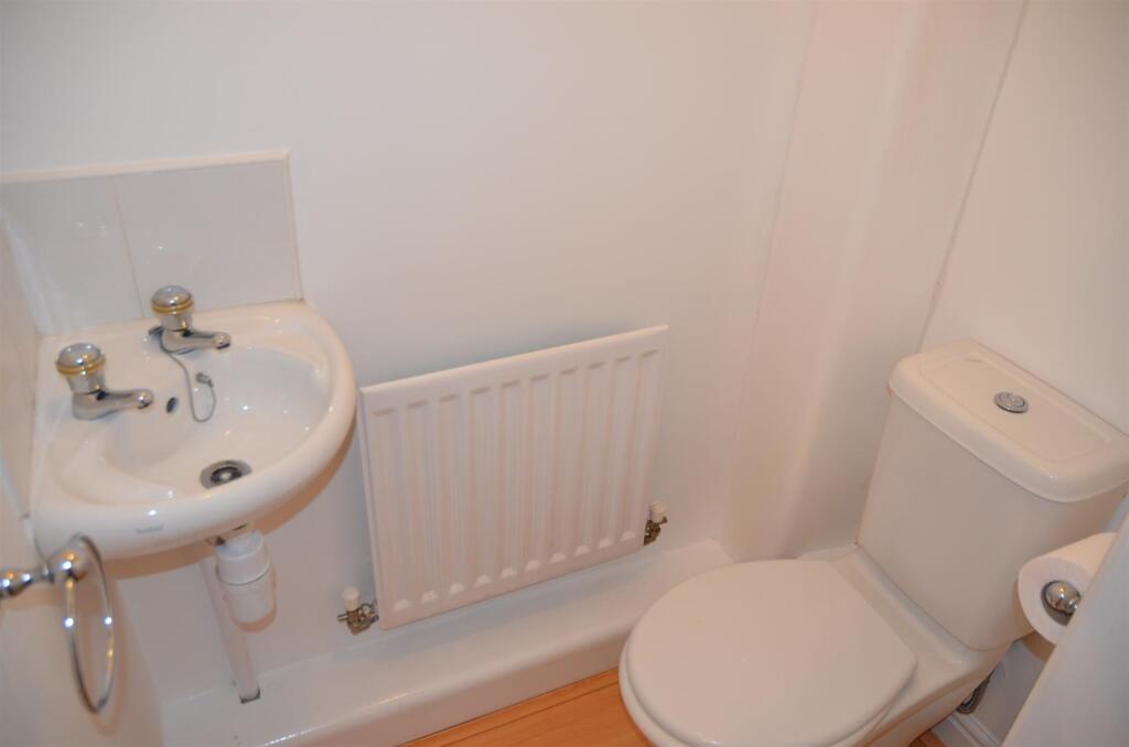 Guest Cloak Room/wc