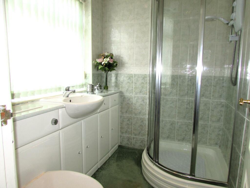 CambridgeRd36bath.JPG