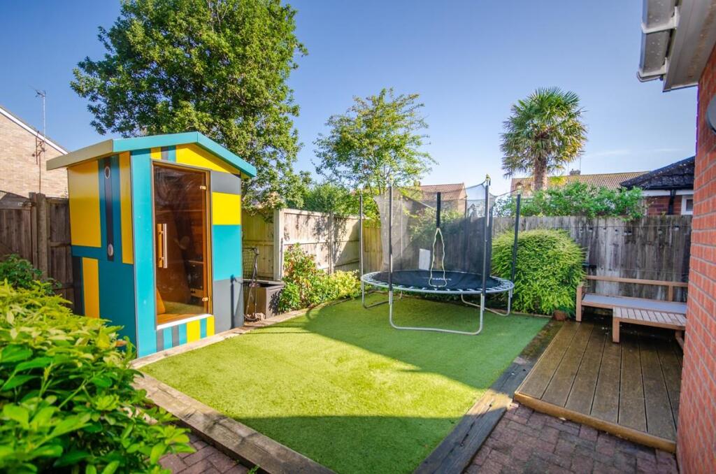 Rear garden pic 2.jpg