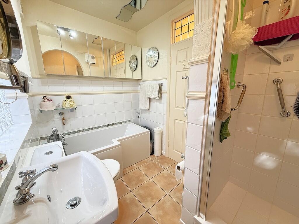 BATHROOM 1
